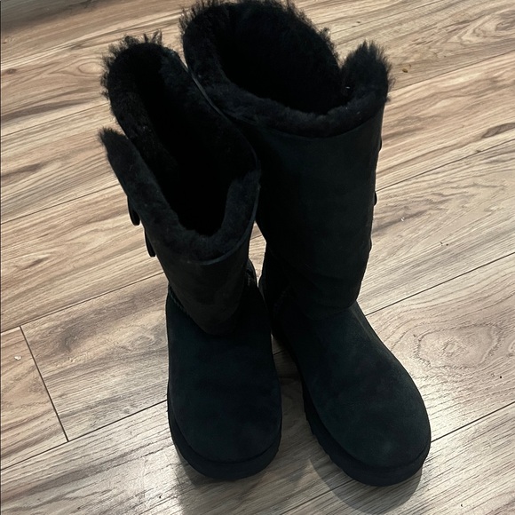UGG Women's Black Winter Boots - Picture 1 of 3